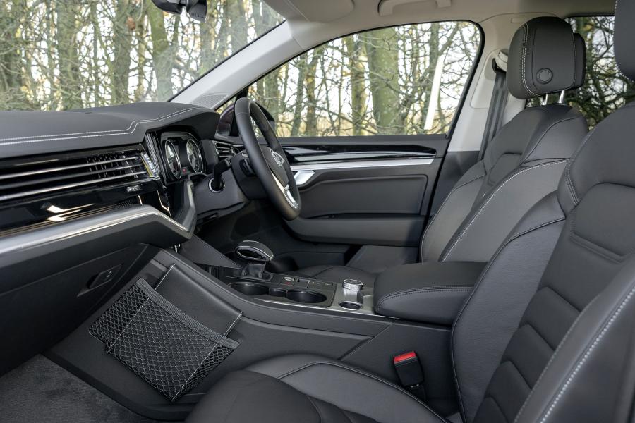 Интерьер Volkswagen Touareg V6 TDI 2018 года  (UK) (фото 19 из 33)